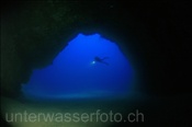 Taucher vor dem Eingang zu einer Riffhöhle (Lanzarote, Kanarische Inseln, Atlantischer Ozean)