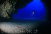 Taucher vor dem Eingang zu einer Riffhöhle (Lanzarote, Kanarische Inseln, Atlantischer Ozean)