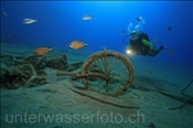 Ein Taucher entdeckt ein altes Fahrrad am Meeresgrund (Lanzarote, Kanarische Inseln, Atlantischer Ozean)