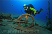 Ein Taucher entdeckt ein altes Fahrrad am Meeresgrund (Lanzarote, Kanarische Inseln, Atlantischer Ozean)