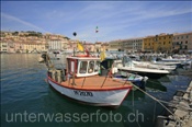 Kleines Fischerboot im alten Hafen von Portoferraio (Italien, Elba) - Small fishing-boat in the harbour of Portoferraio (Italy, Elba)