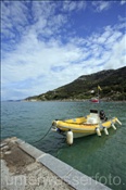 Schlauchboot in der Bucht von S. Andrea (Italien, Elba) - Bay of S.Andrea (Italy, Elba)