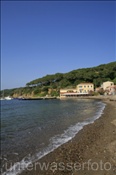 Strand bei der Ortschaft Magazzini (Italien, Elba) - Beach in front of the small village Magazzini (Italy, Elba)