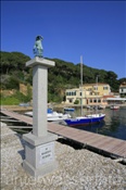 Denkmal im Hafen von Magazzini (Italien, Elba) - Monument at the harbour of Magazzini (Italy, Elba)