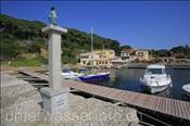Denkmal im Hafen von Magazzini (Italien, Elba) - Monument at the harbour of Magazzini (Italy, Elba)