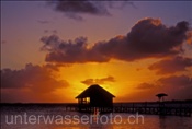 Sonnenuntergang bei einer Perlenfarm in der Lagune von Fakarava (Französisch Polynesien)