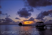 Sonnenuntergang bei einer Perlenfarm in der Lagune von Fakarava (Französisch Polynesien)