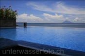 Blick vom Pool des Mianhasa Lagoon Resorts auf den vorgelagerten Vulkan (Manado, Indonesien) - View from the pool of the Minahasa Lagoon Resort (Manado, Indonesia)