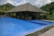 Pool und Bar des Mianhasa Lagoon Resorts (Manado, Indonesien) - Pool and bar-area of the Minahasa Lagoon Resort (Manado, Indonesia)
