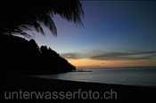 Sonnenuntergang am Strand des Minahasa Lagoon Resorts (Manado, Indonesien) - Sunset at the beach of the Minahasa Lagoon Resort (Manado, Indonesia)