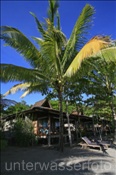 Bungalows und Strandbereich des Minahasa Lagoon Resorts (Manado, Indonesien) - Bungalows and Beach at the Minahasa Lagoon Resort (Manado, Indonesia)