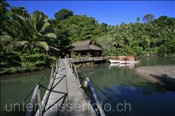 Restaurant des Minahasa Lagoon Resorts mit zwei Tauchbooten (Manado, Indonesien) - Restaurant and Dive boats at the Minahasa Lagoon Resort (Manado, Indonesia)