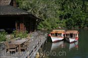Restaurant des Minahasa Lagoon Resorts mit zwei Tauchbooten (Manado, Indonesien) - Restaurant and Dive boats at the Minahasa Lagoon Resort (Manado, Indonesia)