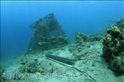 Künstliche Riffstruktur wird durch Kabel mit Strom versorgt (Bali, Indonesien) - Artificial Coral Reef (Bali, Indonesia)