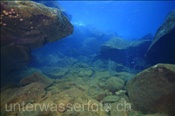 Unterwasser-Gasaustritt bei aktivem Vulkan (Gili Manuk, Banda-See, Indonesien) - Underwater gas bubbles from active vulcano (Gili Manuk, Banda-Sea, Indonesia)