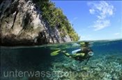 Taucherin im Flachwasserberich des Korallenriffs (Misool, Raja Ampat, Indonesien) - Scubadiver in shallow water (Misool, Raja Ampat, Indonesia)
