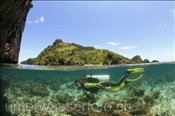 Taucherin im Flachwasserberich des Korallenriffs (Misool, Raja Ampat, Indonesien) - Scubadiver in shallow water (Misool, Raja Ampat, Indonesia)