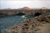 Lavabrücken an der Westküste von Lanzarote (Lanzarote, Kanarische Inseln) - Coastal area at Lanzarote (Lanzarote, Canary Islands)