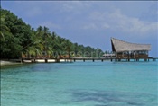 Tauchbasis und Freiluft-Restaurant auf der Ferieninsel Kuramathi im Indischen Ozean (Malediven)