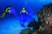 Unterwassermodel mit Assistentin während eines Unterwassershootings (Malediven, Indischer Ozean), Underwater model and assistent diver(Maldives, Indian ocean)