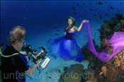 Ein Kameramann von Pro7 filmt Unterwassermodel bei einem Unterwassershooting (Malediven, Indischer Ozean), Cameramen and Underwater model (Maldives, Indian ocean)
