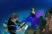 Ein Kameramann von Pro7 filmt Unterwassermodel bei einem Unterwassershooting (Malediven, Indischer Ozean), Cameramen and Underwater model (Maldives, Indian ocean)