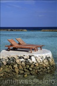 Liegestühle in der Lagune der Malediveninsel Elaidhoo (Ari-Atoll, Malediven, Indischer Ozean) - Beach of the Island Elaidhoo (Ari-Atoll, Maldives, Indian Ocean)