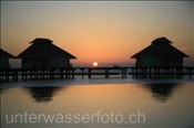 Poolbereich und Wasserbungalows der Malediveninsel Elaidhoo bei Sonnenuntergang (Ari-Atoll, Malediven, Indischer Ozean) - Sunset at the Island Resort Elaidhoo (Ari-Atoll, Maldives, Indian Ocean)
