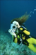 Taucherin mit digitaler Kamera (Ari Atoll, Malediven, Indischer Ozean) - Scubadiver widt digital camera (Ari Atoll, Maldives, Indian Ocean)