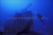 Taucher erkundet Schiffswrack im Mittelmeer (Italien)