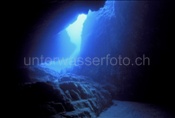 Eingangasbereich einer Unterwasserhöhle im Mittelmeer