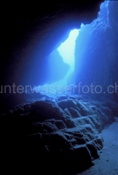 Eingangasbereich einer Unterwasserhöhle im Mittelmeer