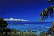 Lagune von Moorea mit Tahiti im Hintergrund (Französisch Polynesien)