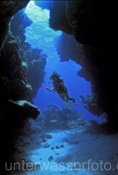 Taucherin erkundet Höhleneingang im Roten Meer  (Ägypten)