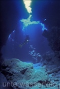 Taucherin erkundet Riffhöhle im Roten Meer  (Ägypten)