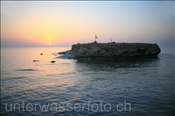 Blick von einem Tauchschiff auf die kleine Brother Insel bei Sonnenuntergang (Ägypten, Rotes Meer), Sunset at little Brother Island (Aegypt, Red Sea)