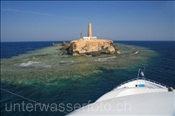 Blick von einem Tauchschiff auf die grosse Brother Insel mit Leuchtturm (Ägypten, Rotes Meer) - Big Brother Island (Aegypt, Red Sea)