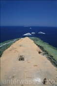 Blick vom Leuchtturm der grossen Brother Insel auf die Südspitze der Insel mit Tauchschiffen. Im Hintergrund ist die kleine Brother Insel sichtbar (Ägypten, Rotes Meer) - Big Brother Island (Aegypt, Red Sea)