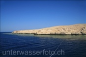 Blick von einem Tauchschiff auf Rocky Island (Ägypten, Rotes Meer) - Daedalus Reef (Aegypt, Red Sea)
