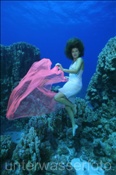 Unterwassermodel posiert im Korallenriff (Ägypten, Rotes Meer), underwater model (Aegypt, Red Sea)