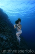 Unterwassermodel posiert mit Querföte im Korallenriff (Ägypten, Rotes Meer), underwater model and flute (Aegypt, Red Sea)