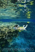 Schnorchlerin beim Korallenriff von Ras Nasrani (Sharm el Sheikh, Ägypten, Rotes Meer) - Snorkeler at the coral reef of Ras Nasrani (Sharm el Sheikh, Aegypt, Red Sea)