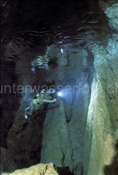 Taucherin erkundet die Unterwasserhöhle Grotta Giusti bei Montecatini (Italien)