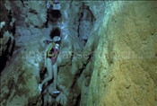 Taucherin erkundet die Unterwasserhöhle Grotta Giusti bei Montecatini (Italien)