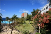 Blick auf Poolbereich und den südlichen Teil des Hotels Roca Nivaria (Teneriffa, Kanarische Inseln) - Pool and seaside area of the Roca Nivaria Hotel (Tenerife, Canary Islands)