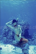 Unterwasser-Fotomodel posiert im Korallenriff (Malediven)