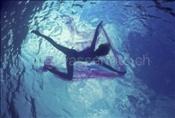 Unterwasser-Fotomodel posiert an Wasseroberfläche (Malediven)