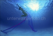 Unterwasser-Fotomodel posiert in Lagune (Malediven)